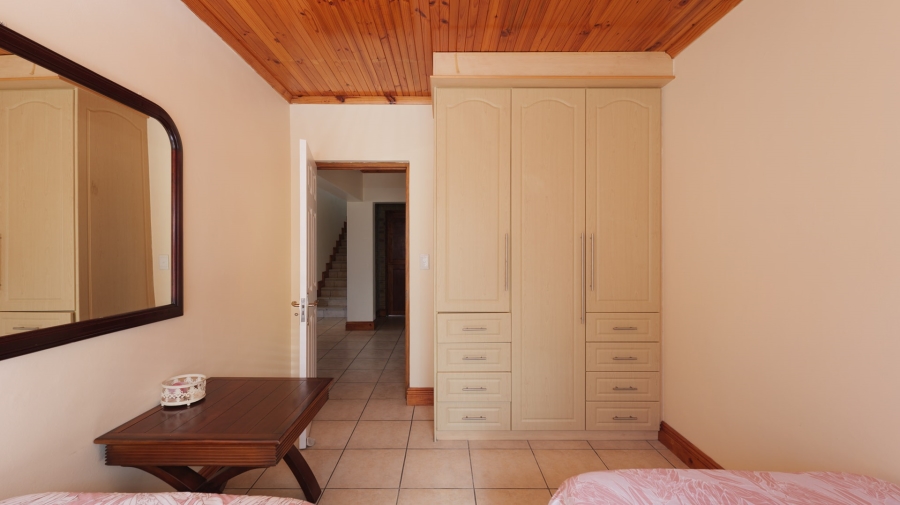 5 Bedroom Property for Sale in Oceanview Heights Western Cape